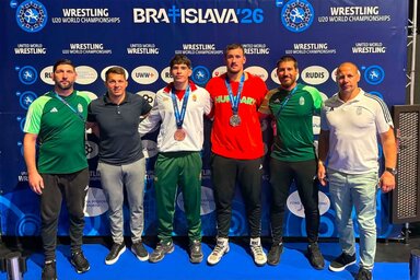 Az érmesek és a szakvezetés az U20-as világbajnokságon (Fotó: facebook.com/magyarbirkozokszovetsege)