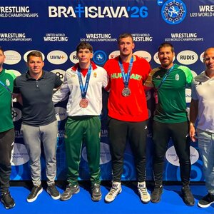 Az érmesek és a szakvezetés az U20-as világbajnokságon (Fotó: facebook.com/magyarbirkozokszovetsege)