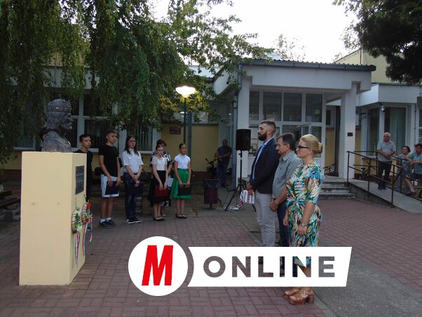 A Vajdasági Magyar Szövetség nevében Kerekes József, a VMSZ alelnöke,  valamint Lázár Jenő és Pintér Anna-Mária, az Intéző Bizottság tagja koszorúzott/Vidács Hajnalka