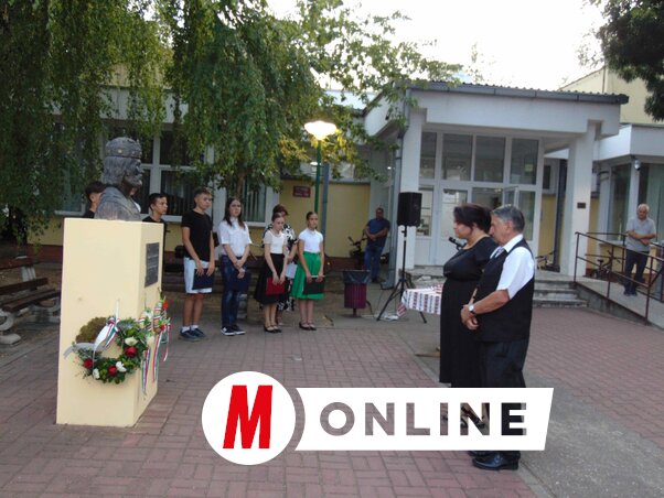A Magyar Nemzeti Tanács képviseletében Tóth Ramóna, a Végrehajtó Bizottság tagja és Dobai János tanácstag helyezte el a kegyelet virágait/Vidács Hajnalka