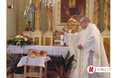 Ft. Masa Tamás atya megáldotta a kenyeret/Vidács Hajnalka