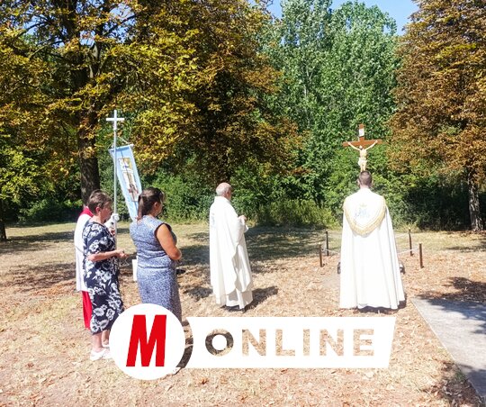 A felújított feszület megáldása (Fotó: L. Móger Tímea)
