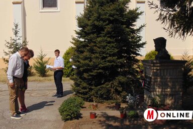 A Szent István szobornál a Vajdasági Magyar Szövetség tanácsa nevében Jerasz Anikó és Kormányos Katona László tagok koszorúztak (Fotó: Vidács Hajnalka felvétele)