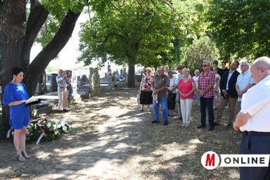 A jelenlévők Móger Tímea műsorvezető felvezetésével emlékeztek a település szülöttére (Fotó: Paraczky László felvétele)