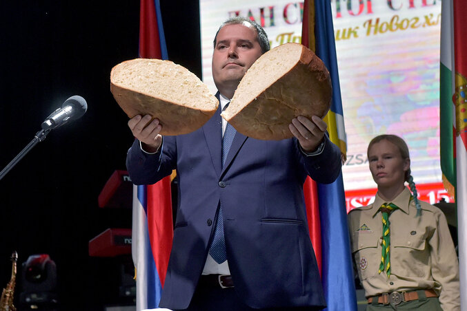 Fejsztámer Róbert, Magyarkanizsa község polgármestere szegte meg az új kenyeret