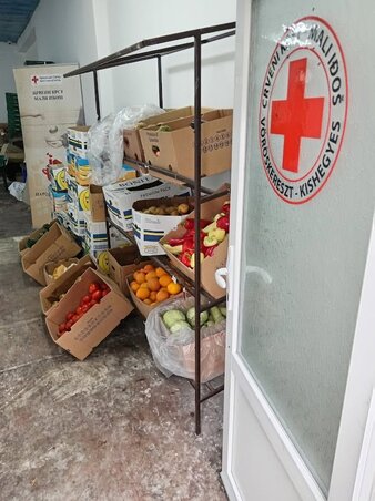 Péntekenként pékárut, zöldséget és gyümölcsöt osztanak szét / Fotó: Vöröskereszt