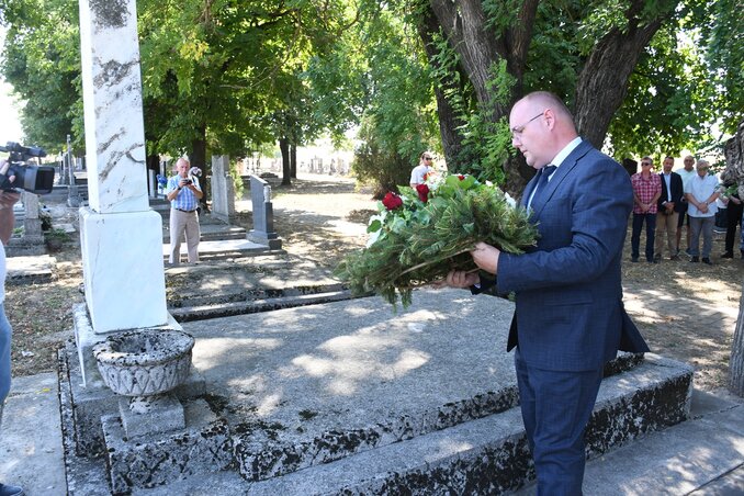 Hugyik Richárd az MNT nevében helyezte el a tisztelet virágait