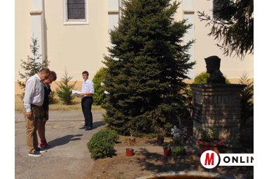 A Szent István-szobornál a Vajdasági Magyar Szövetség tanácsa nevében Jerasz Anikó és Kormányos Katona László koszorúzott (Fotó: Vidács Hajnalka)