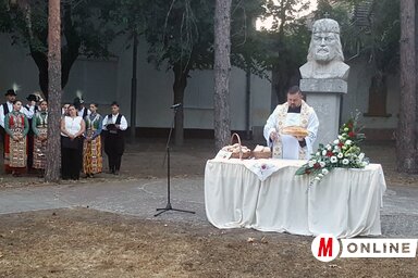 A megemlékezés szentmisével kezdődött a helybeli Havas Boldogasszony Római Katolikus templomban, majd a szobornál folytatódott az ünnepség (Fotó: Berényi Szalma Kornélia)