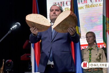 Fejsztámer Róbert, Magyarkanizsa község polgármestere szegte meg az új kenyeret (Fotó: Gergely Árpád)
