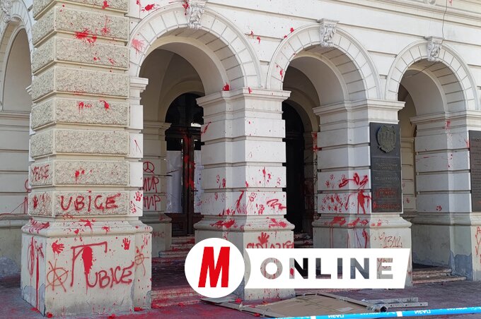 A városháza 2024. november 6-án reggel valóban szánalmas látványt
nyújtott, de azóta sokan mégis megkérdőjelezik a hatalmas beruházás indokoltságát (Fotó: Ótos András felvétele)
