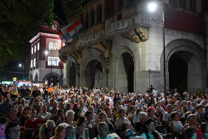 Érdeklődő tömeg a szabadkai Városháza tövében
