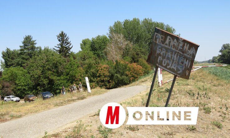 A tábla, amit már összefirkáltak (Fotó: Miklós Hajnalka)