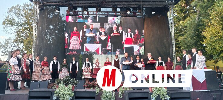 Kiss Igor, az óbecsei községi képviselő-testület elnöke, Ótott Róbert, a tartományi kormány alelnöke és Ricz Róbert, a Petőfi Sándor Magyar Kultúrkör elnöke fogadták a megszentelt, új búzából készült kenyeret (Fotó: Kancsár Izabella felvétele)