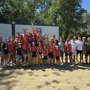 A Tiszavirág Kajakklub versenyzői a győztes serleggel (Fotó: Cvejić Ognjen)