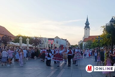 Zombor főutcáján nagy látványosság a magyar sokadalom (Fotó: L. Móger Tímea)
