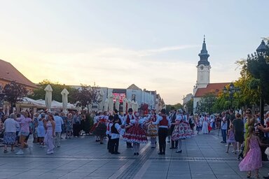 Zombor főutcáján nagy látványosság a magyar sokadalom (Fotó: L. Móger Tímea)