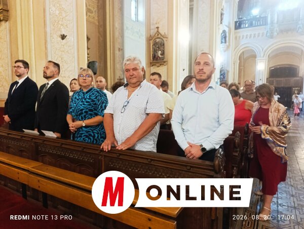 Vendégek, hívek… (Fotó: L. Móger Tímea)