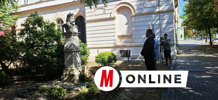 Az apatini Szent István-szobornál a VMSZ nevében Dobó István és Péter István koszorúzott (Fotó: L. Móger Tímea)
