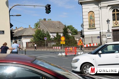 A Jovan Subotić utcában állítólag pénteken már beindul a gépjárműforgalom, addig a buszokat és az autó- kat is kerülő útra terelik (Fotó: Dávid Csilla felvétele)