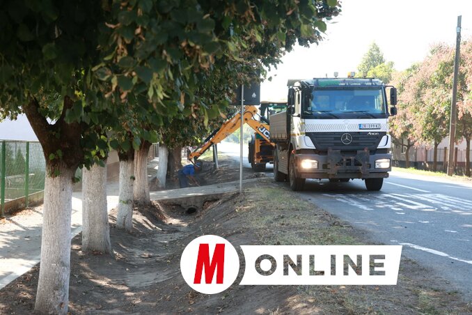 Teljes gőzzel folyik a munka, hamarosan elkészül az új járdafelület, épül-szépül Szaján központja (Fotó: Vidács Hajnalka)