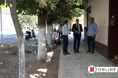Az építkezésen járt Mladen Bogdan Nagykikinda polgármestere és Bojan Mikalački, a városi tanács helyi közösségek fejlesztésével megbízott tagja, társaságukban volt Tó (Fotó: Vidács Hajnalka)