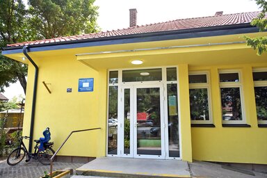 A Zentai Egészségház kettes számú épülete frekventált helyen található, a Tornyosi úton élők közül sokan járnak oda (Gergely Árpád felvétele)