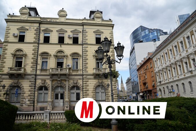 A régi posta épületéből már hosszú hónapok óta hordják ki az építési törmeléket, a mögötte húzódó Posta utcában pedig legalább egy éve állnak az építési hulladék elszállítására szolgáló konténerek. A belső munkálatok az elmúlt időszakban szinte észrevétlenül folytak: akik a Néphősök utcában vagy az Ifjú párok terén jártak, semmit
sem érzékeltek belőlük. Ez azonban hamarosan megváltozik, ugyanis az épület külső
részeit is felújítják. Egyelőre nem tudni, mikor kezdődnek meg ezek a munkálatok (Fotó: Dávid Csilla felvétele)