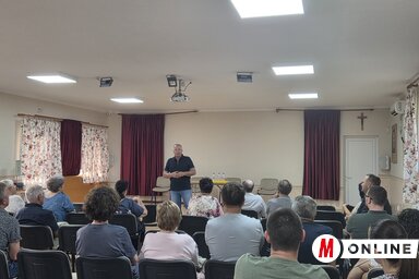 Nagy Tibor előadása a Takács Gáspár közösségi teremben (Bartus Bella felvétele)