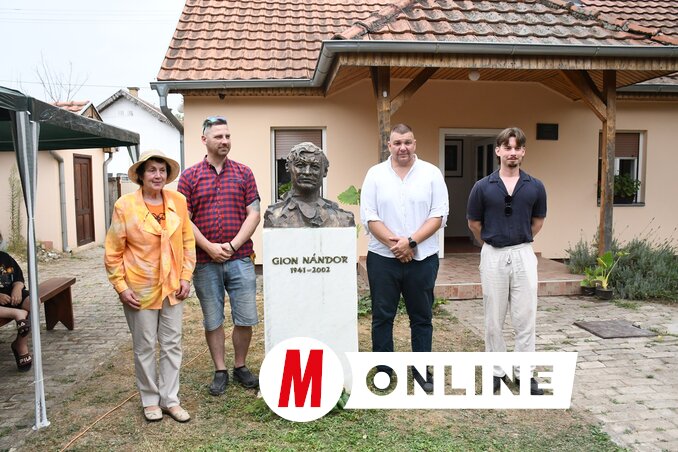 Az idei novellapályázat díjazottjai a Gion-mellszobornál (Fotó: Paraczky László)