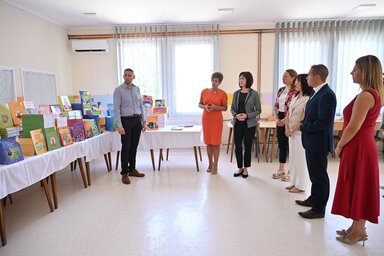 Tanévkezdéskor minden diák kézhez kapja a tankönyveket (Fotó: Molnár Edvárd)