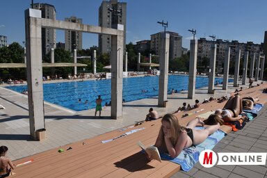 A SPENS szabadtéri medencéjében hétfő este volt az idei utolsó éjszakai fürdés, a nappali uszodalátogatásra azonban szeptemberben is lesz lehetőség (Fotó: Dávid Csilla felvétele)