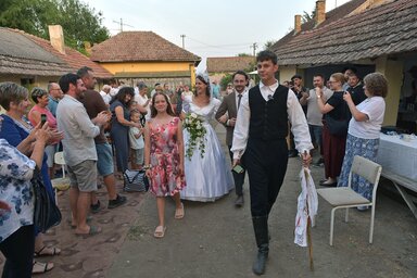 A menyasszony szerepében a pécsi származású, Ópusztaszeren élő Nagy Kincső, a vőlegényében Szabó Róbert zentai fotográfus (Fotó:Gergely Árpád)
