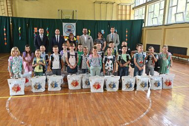 A Magyar Nemzeti Tanács és a Rákóczi Szövetség ajándékait 19 magyar elsős vehette át/fotó: Ótos András