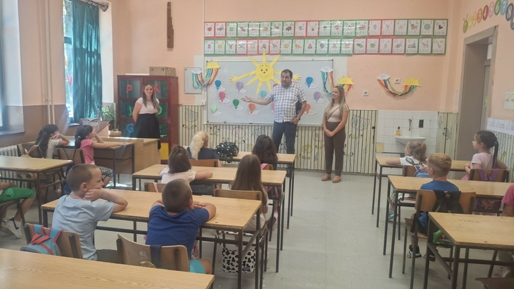 Az óbecsei Than Károly Általános Iskola elsősei is megkapták a helyi önkormányzat csomagját