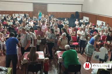Az óbecsei általános iskolák elsősei a Petőfi Sándor Magyar Kultúrkör nagytermében vehették át a tanszercsomagot és az iskolatáskát (Kancsár Izabella felvétele)