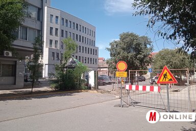Az építkezési kerítés ellehetetleníti a gépjárműközlekedést ezen az egyébként különösen forgalmas szakaszon (Fotó: Szeli Balázs felvétele)