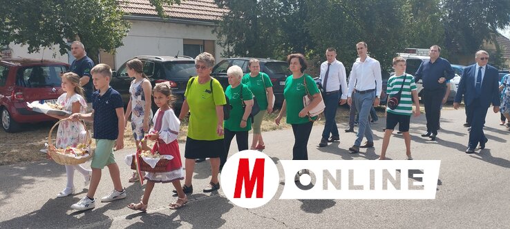 A szentmise után ünnepi körmenettel tértek vissza a jubileumi ünnepség helyszínére