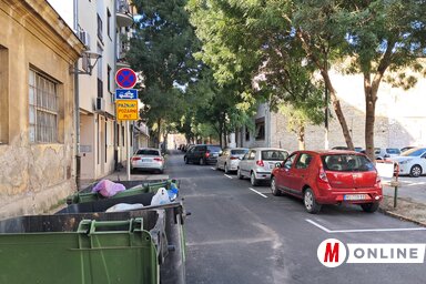 Csak az utca egyik oldalán szabad parkolni, azokon a helyeken, amelyek fehér vonallal vannak kijelölve (Fotó: Szeli Balázs felvétele)