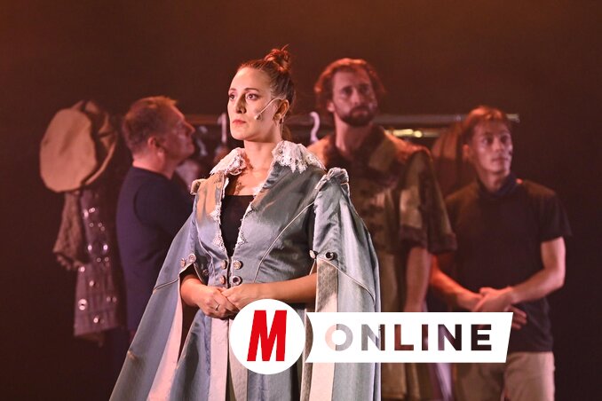 A méltóságteljes királynő lázas tekintete: Szabó Regina alakítása lelkeket érintett meg  (Fotó: Ótos András)