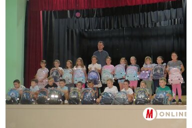 A nagybecskereki, muzslyai, lukácsfalvi és erzsébetlaki magyar elsősök  (Fotó: Kecskés István)