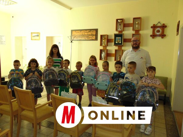A magyarcsernyei községben 10 elsős vette át a beiskolázási csomagot és az iskolatáskát (Fotó: Vidács Hajnalka)