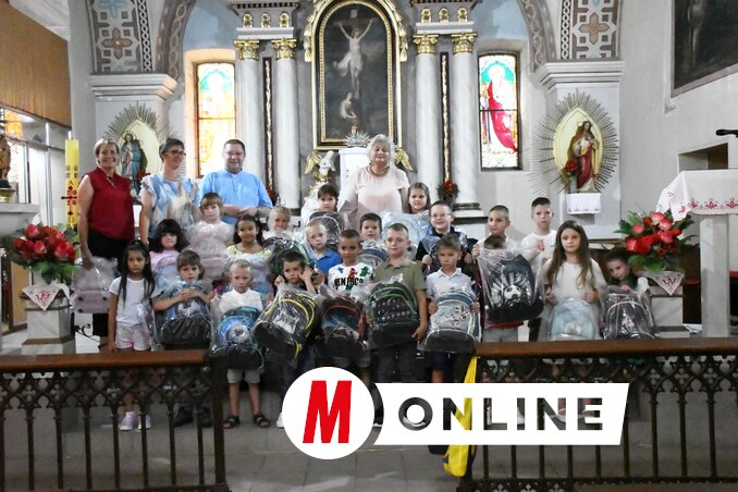 A szenttamási elsősök a tanító nénivel, az igazgatóval, a községi képviselőkkel és a plébánossal (Fotó: Paraczky László)