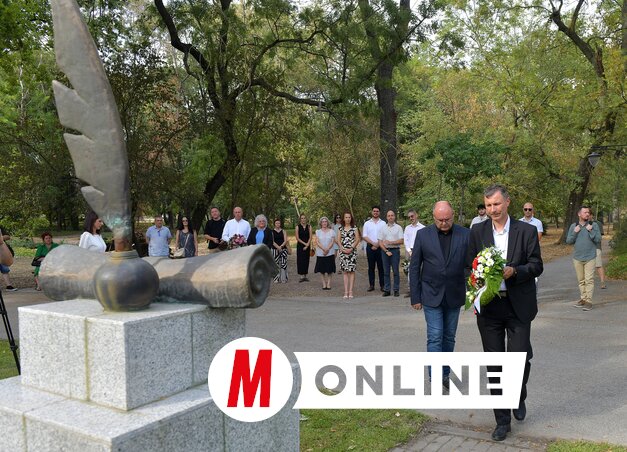 Az alapítók emlékművének koszorúzásával kezdődött az írótábor (Fotó: Gergely József felvétele)