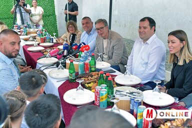 Az oromhegyesi Kávai családnál Magyarkanizsa község ügyeiről is egyeztettek Fejsztámer Róbert polgármesterrel (Gergely Árpád felvétele)