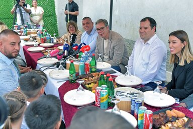 Az oromhegyesi Kávai családnál Magyarkanizsa község ügyeiről is egyeztettek Fejsztámer Róbert polgármesterrel (Gergely Árpád felvétele)