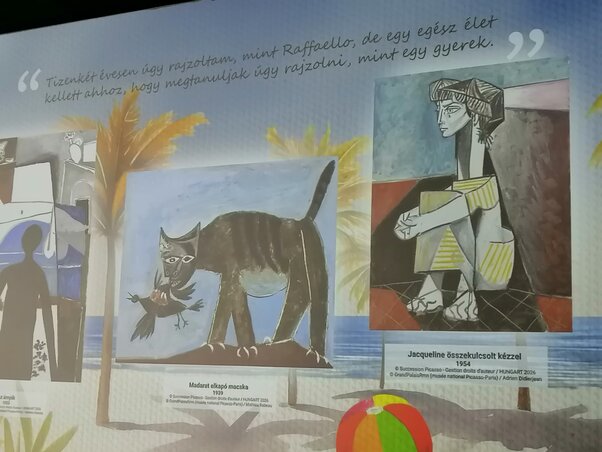 Nagy teljesítményű projektorokkal falakra vetítik a kiállítás képeit