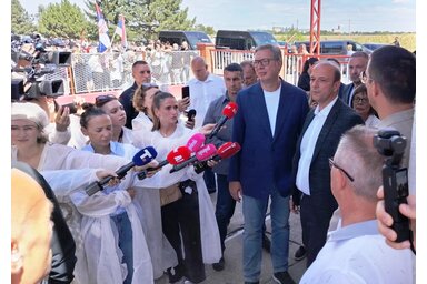 Hatalmas tömeg várta az elnököt