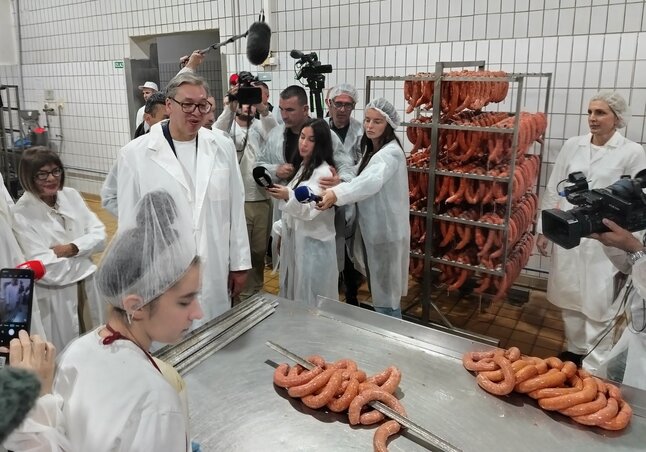 Megtekintette a húsüzemet is