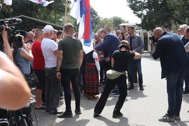 Aleksandar Vučić üdvözli a helyieket (Lakatos János felvétele)